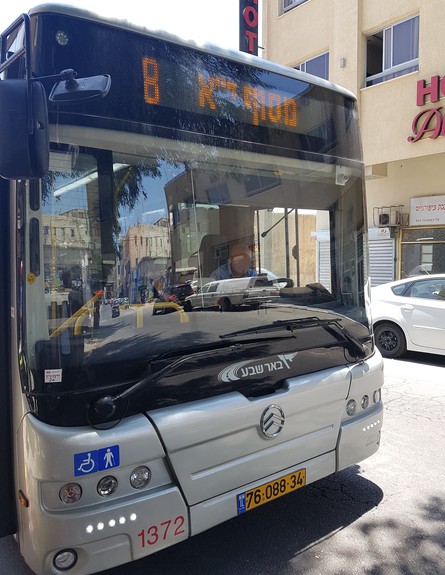 אוטובוס דן בבאר שבע שנתקע בלי דלק (צילום:  שמעון איפרגן)