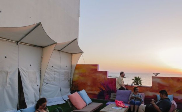 האוהלים על גג ההוסטל (צילום: ביץ'פרונט, TheMarker)