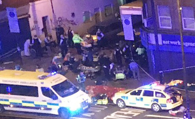 זירת הדריסה מחוץ למסגד בצפון לונדון (צילום: SKY NEWS)