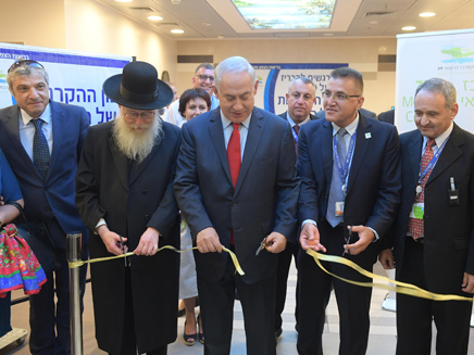 נתניהו, היום בבית החולים זיו (צילום: עמוס בן גרשום\ לעמ)