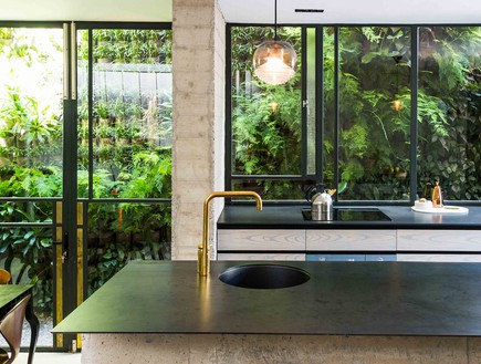 הבית האדום ג, שימוש מרובה בחומרים גולמיים אי בטון חשוף ודלפק פלדה 