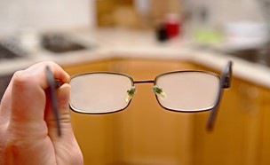 משקפיים עם אדים (צילום: Peter Gudella, Shutterstock)