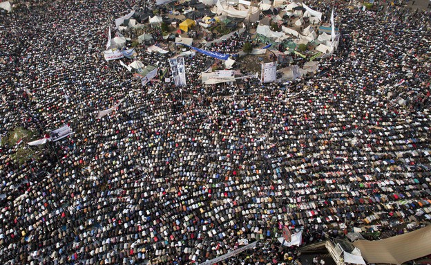 מתפללים בכיכר תחריר בקהיר במהלך האביב הערבי (צילום: Sakchai Lalit | AP)