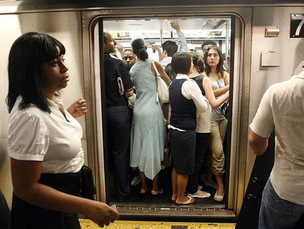 נוסעים ברכבת התחתית בניו יורק (צילום: Mario Tama, GettyImages IL)