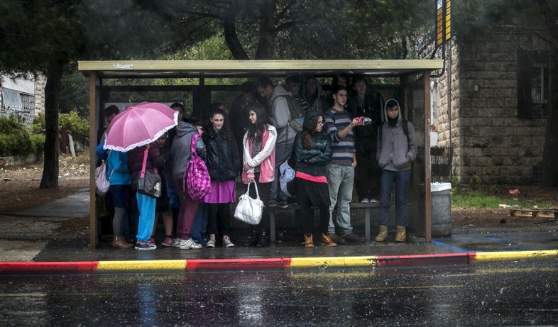 תחנת אוטובוס בירושלים. הישראלים מתייבשים בתחנות (צילום: אוליבייה פיטוסי, TheMarker)