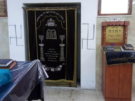 צלבי קרס רוססו בבית הכנסת (צילום: דוברות המשטרה)