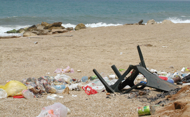 זיהום בחוף פלמחים (צילום: המשרד להגנת הסביבה)