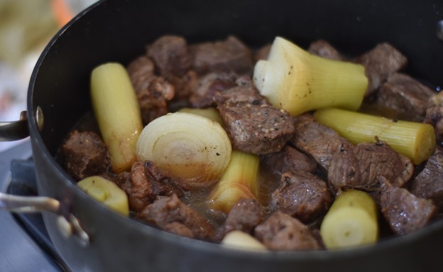 בשר וכרישה בסיר