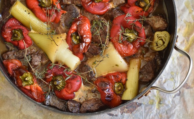 פלפלים שלמים בתבשיל כרישה ובשר