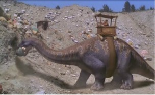 דינוזאור בונה פירמידה (צילום: יחסי ציבור)