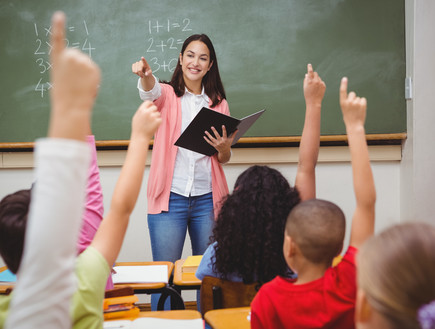 מורה מלמדת כיתה  (צילום: wavebreakmedia, Shutterstock)