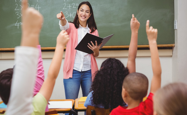 מורה מלמדת כיתה  (צילום: wavebreakmedia, Shutterstock)