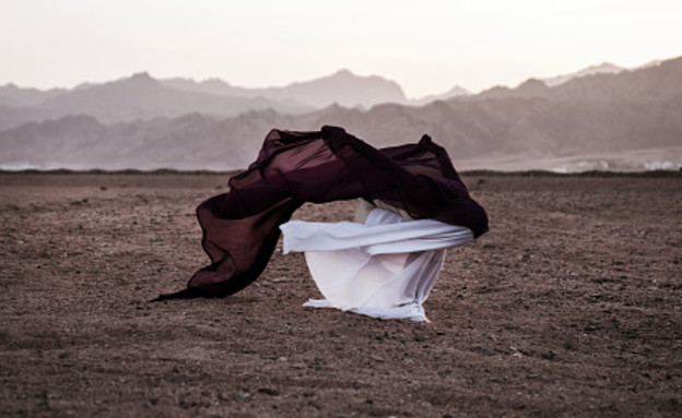 האדמה בלעה את קורח