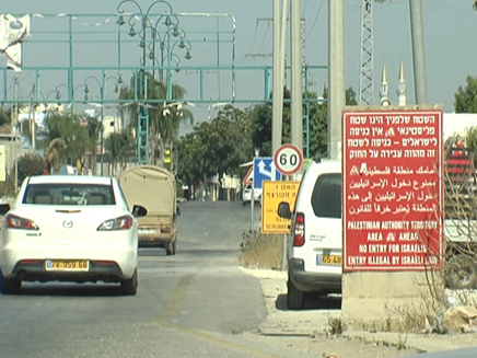 10 ישראלים חולצו מקלקיליה לאחר שעשרות כיתרו את רכביהם