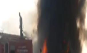 המשאית עולה באש (צילום: מתוך הטלוויזיה הפקיסטנית)
