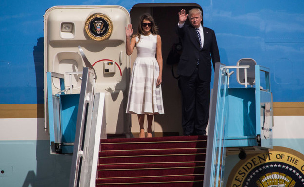 נשיא ארצות הברית ורעייתו מנופפים בעלייתם למטוס (צילום: Ilia Yefimovich, GettyImages IL)