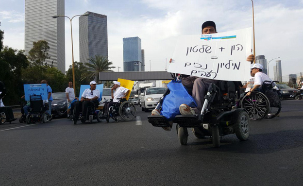הנכים חוסמים את איילון בהפגנה בתל אביב (צילום: חדשות 2)