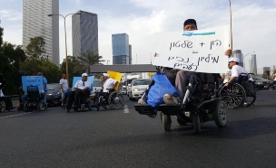 הנכים חוסמים את איילון בהפגנה בתל אביב (צילום: חדשות 2)