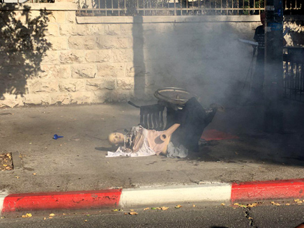 בובה שעלתה באש במהלך ההפגנה (צילום: חדשות 2)