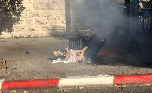 בובה שעלתה באש במהלך ההפגנה (צילום: חדשות 2)