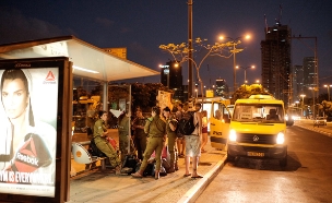 אם לא אוטובוס, יש מוניות שירות (צילום: Tomer Neuberg/Flash90)