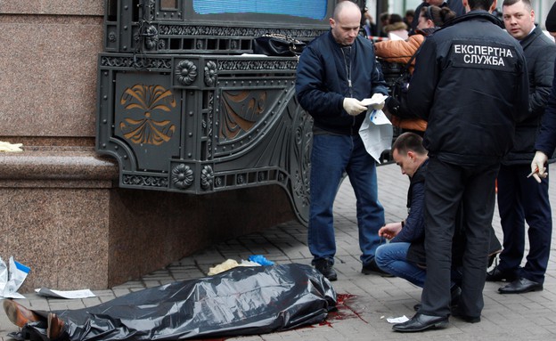 דניס וורוננקוב, נורה מחוץ למלון באוקראינה  (צילום: יחסי ציבור)