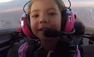 הילדה שהטיסה מטוס לבדה (צילום: צילום מסך daily mail)