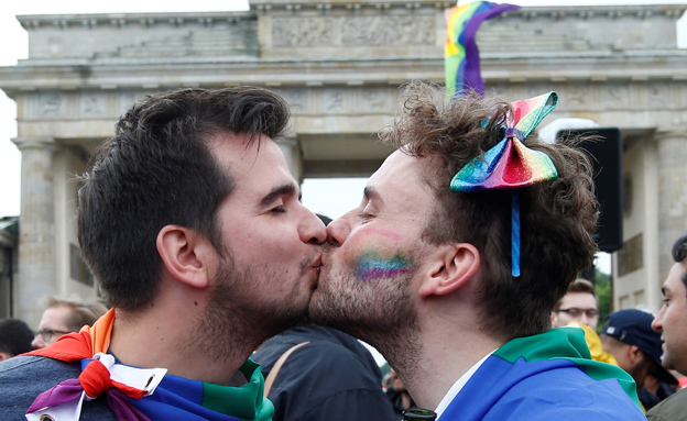 לא רק אהבה. חוגגים גאווה בגרמניה (צילום: רויטרס)