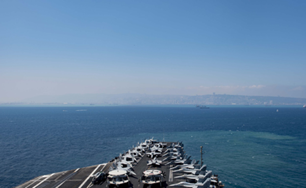 נושאת המטוסים מתקרבת לחופי חיפה (צילום: הצי האמריקני)