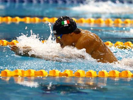 מרטינייגי קבע שיא עולם לנוער (איגוד השחיה) (צילום: ספורט 5)