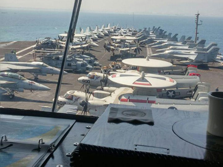 נושאת המטוסים מתקרבת לחופי חיפה (צילום: מומי גבאי, מחלקת ים נמל חיפה)