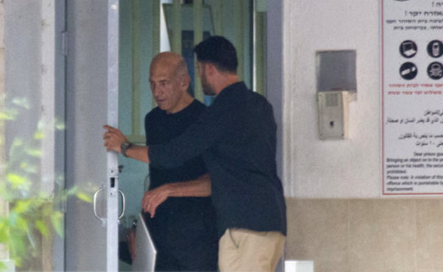 אהוד אולמרט משתחרר מהכלא (צילום: אריאל שליט ל-AP)