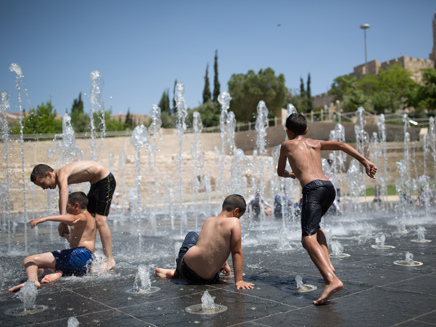 ילדים במזרקה בפארק טדי בירושלים (צילום: קורינה קרן / פלאש 90)