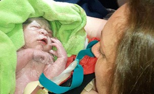 תינוק נולד על מטוס (צילום: יוטיוב )