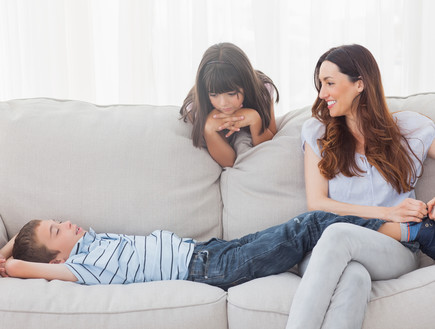 אמא וילדים על הספה (צילום: ESB Professional, Shutterstock)