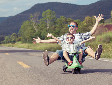 אבא וילד על קורקינט (צילום: altanaka, Shutterstock)