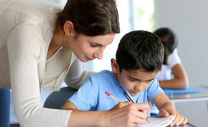 אילוסטרציה- מורה ותלמיד (צילום: ESB Professional, Shutterstock)