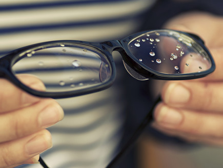 משקפי ראייה וטיפות גשם (צילום: SvetaZi, Shutterstock)