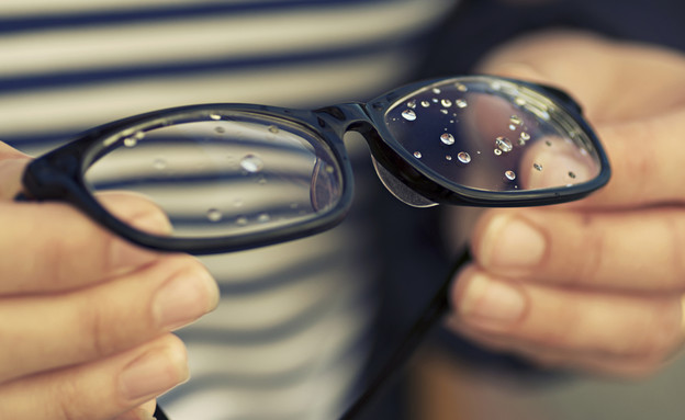 משקפי ראייה וטיפות גשם (צילום: SvetaZi, Shutterstock)