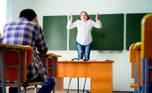 מורה צועקת (אילוסטרציה: Elena Nichizhenova, Shutterstock)