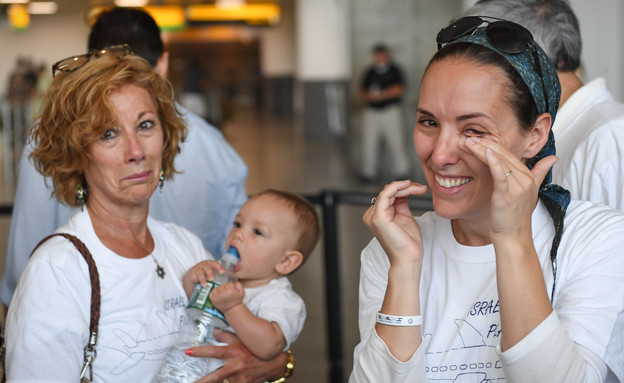 דמעות פרידה. פראן רבינוביץ' נפרדת מבתה, אביגיל ומהנכדים