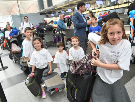 חמשת ילדי ביננפלד מגיעים לנמל התעופה JFK (צילום: שחר עזרן, mako  יהדות)