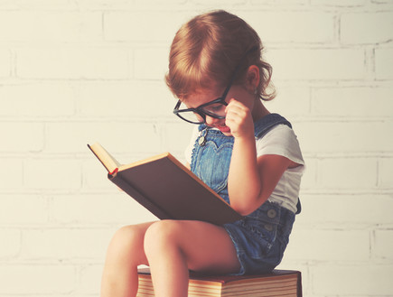 ילדה קוראת ספר (צילום: Evgeny Atamanenko, Shutterstock)