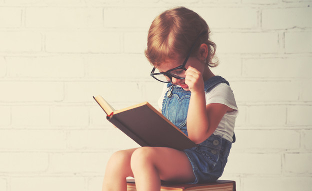 ילדה קוראת ספר (צילום: Evgeny Atamanenko, Shutterstock)