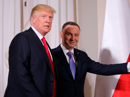 טראמפ והנשיא הפולני בוורשה היום (צילום: רויטרס)