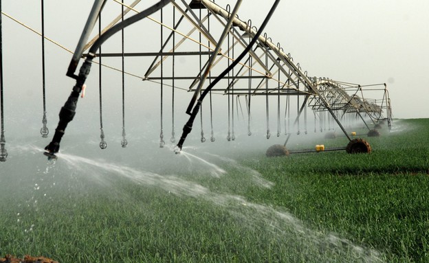 השקיית שדות בעמק בית שאן השקיית שדות בעמק בית שאן
