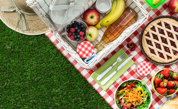 Putting Together a Healthy and Indulgent Picnic Basket: A Step-by-Step Guide