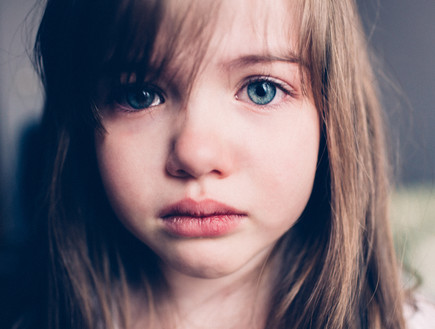 ילדה עצובה (צילום: Shutterstock)
