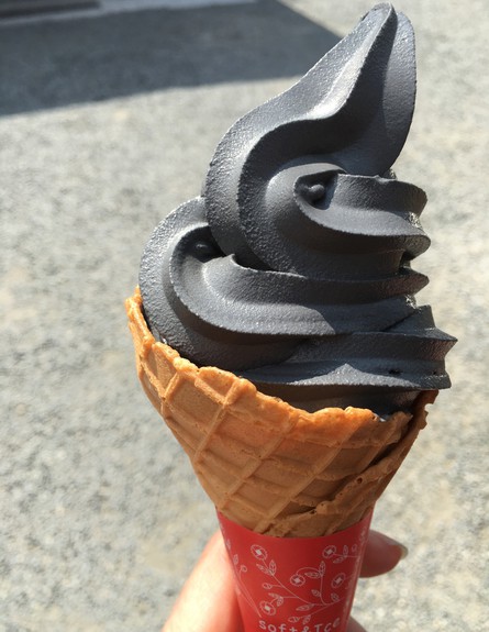 גלידה ורהיט - שחורה 1 (צילום: natasa sears, Shutterstock)