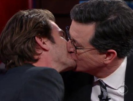אנדרו גארפילד מתנשק עם המנחה (צילום: מתוך יוטיוב)